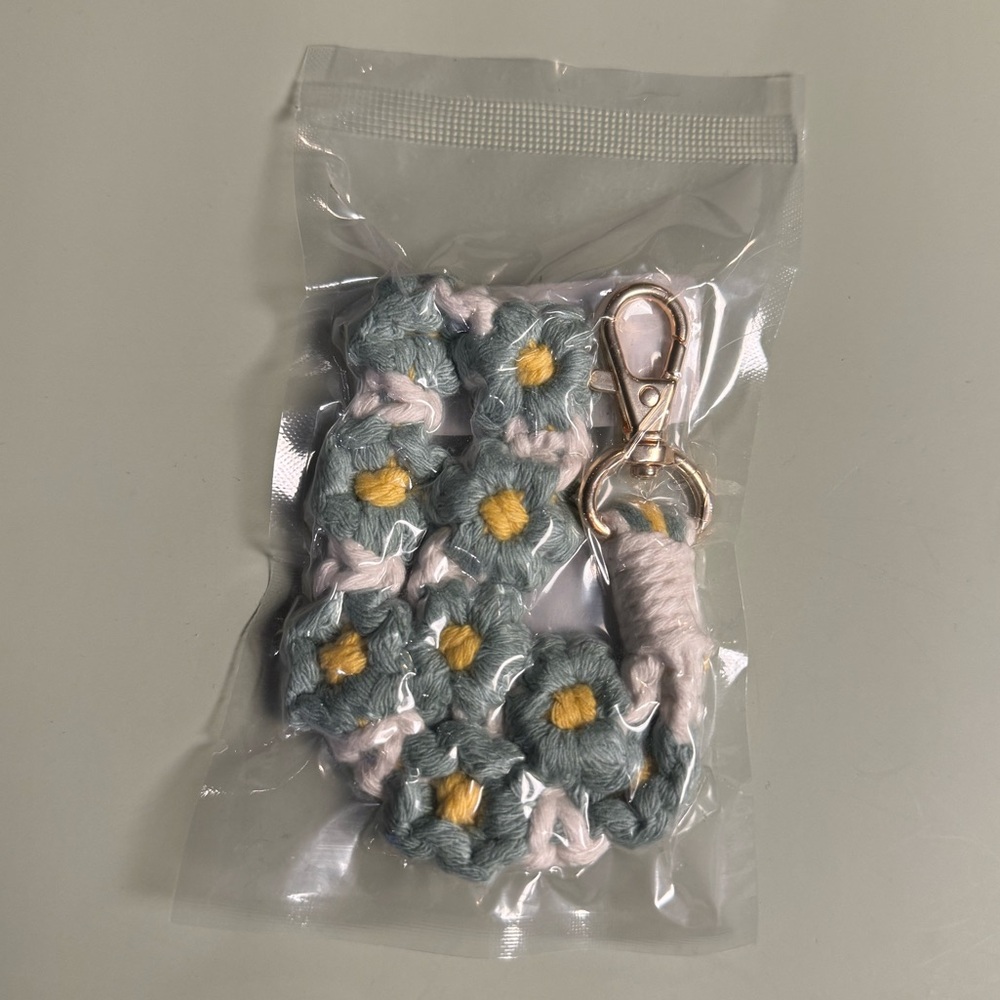 Macrame Daisy Wrist Lanyard Keychain